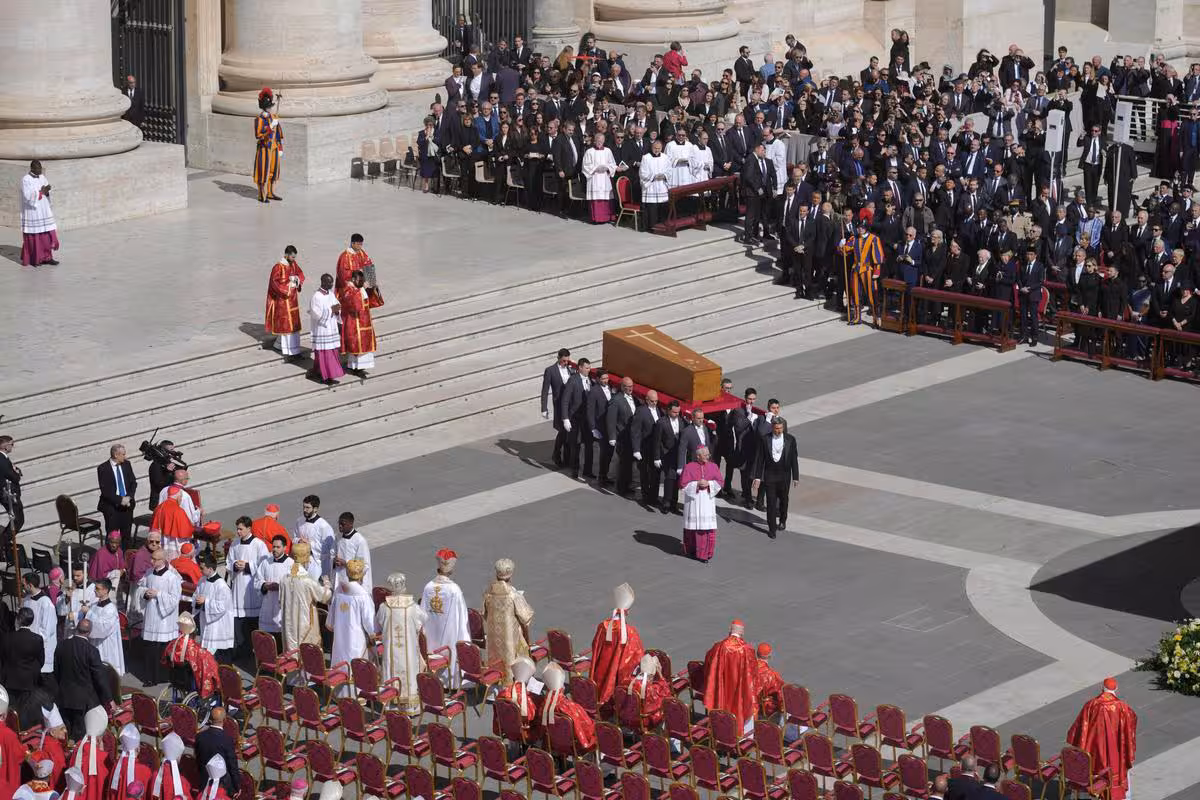Luego de un multitudinario funeral, el papa Francisco ya descansa en la basílica de Santa María la Mayor
