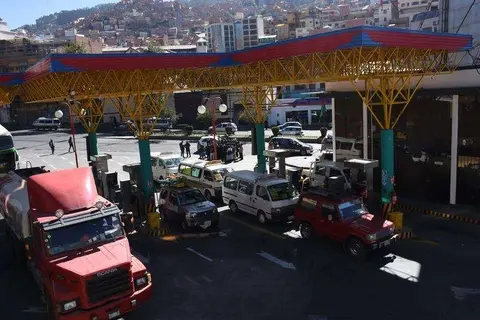 Bolivia elimina subsidio a gasolina y diésel antes de Navidad: suben precios, protestas y frena el contrabando hacia Perú