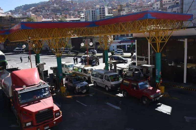 Bolivia elimina subsidio a gasolina y diésel antes de Navidad: suben precios, protestas y frena el contrabando hacia Perú