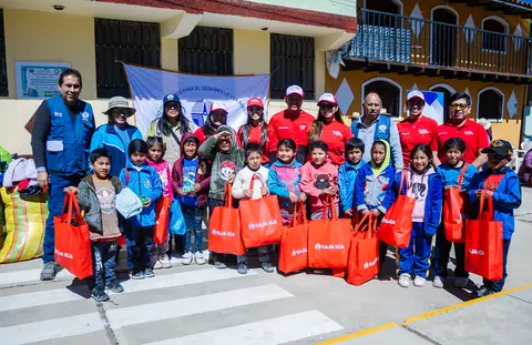 Caja Ica lleva abrigo y esperanza a Laramarca con la segunda jornada de su voluntariado "Manos que suman"