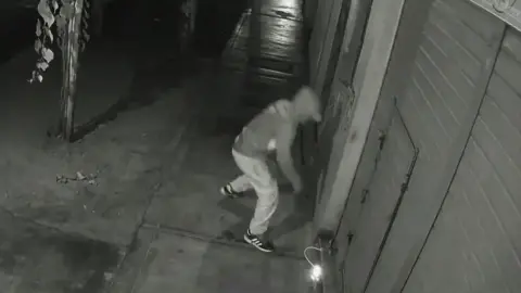 Delincuentes detonan dinamita en la puerta de un restaurante de Parcona en Ica